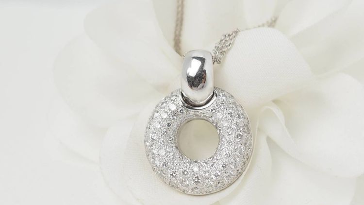 Necklace in white gold and diamonds