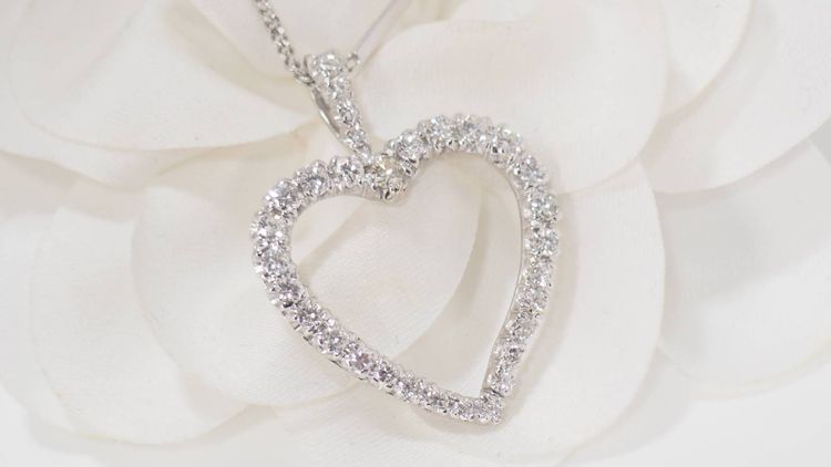 Heart necklace in white gold and diamonds