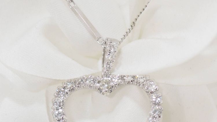 Heart necklace in white gold and diamonds