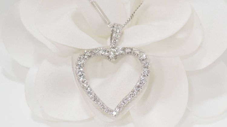 Heart necklace in white gold and diamonds