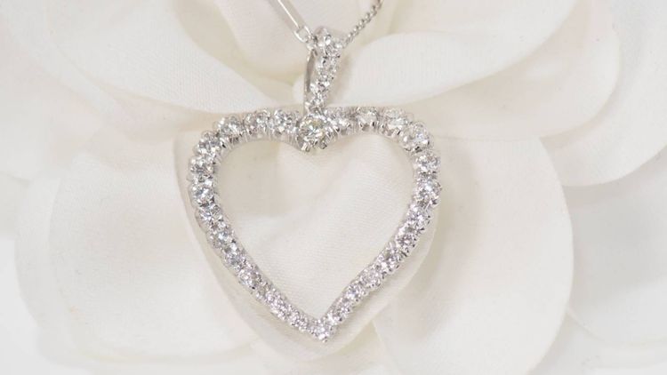 Heart necklace in white gold and diamonds