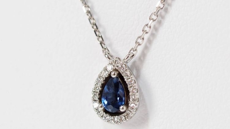 Pendant necklace in white gold, sapphire and diamonds