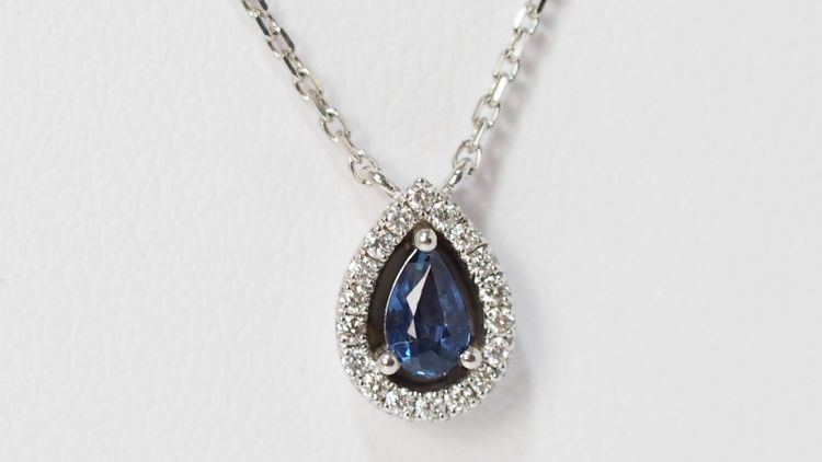 Pendant necklace in white gold, sapphire and diamonds