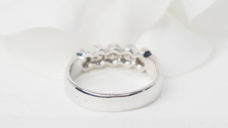 Half wedding band in white gold and diamonds 0.60ct