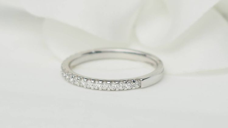 Half wedding band in white gold and diamonds 0.25ct