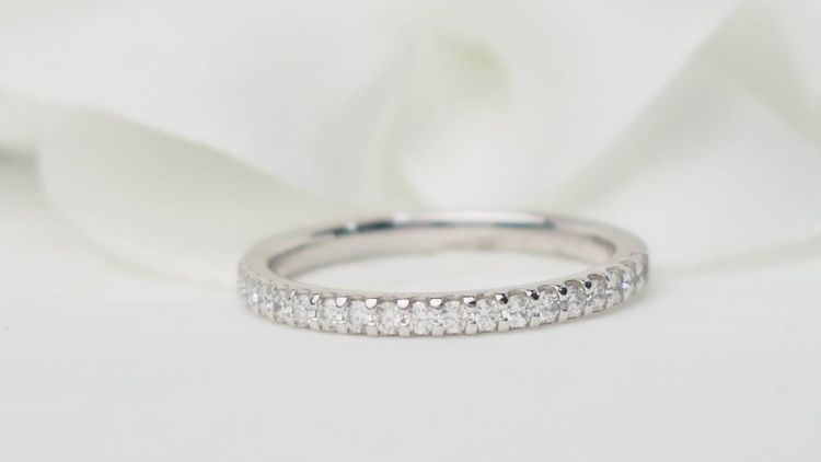 Half wedding band in white gold and diamonds 0.25ct