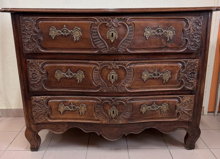 Commode Lyonnaise Galbée époque Louis XV En Noyer Massif