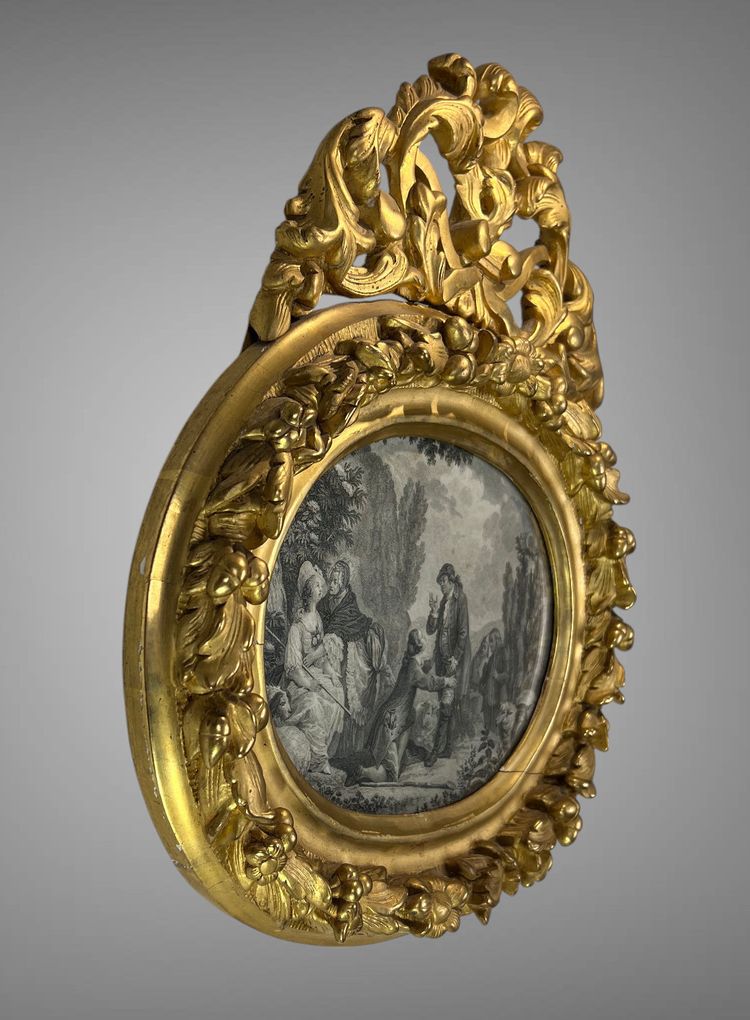 EIGHTEENTH CENTURY OVAL FRAME IN GILDED SCULPTTED WOOD AND ITS FURNACED FRONTIER