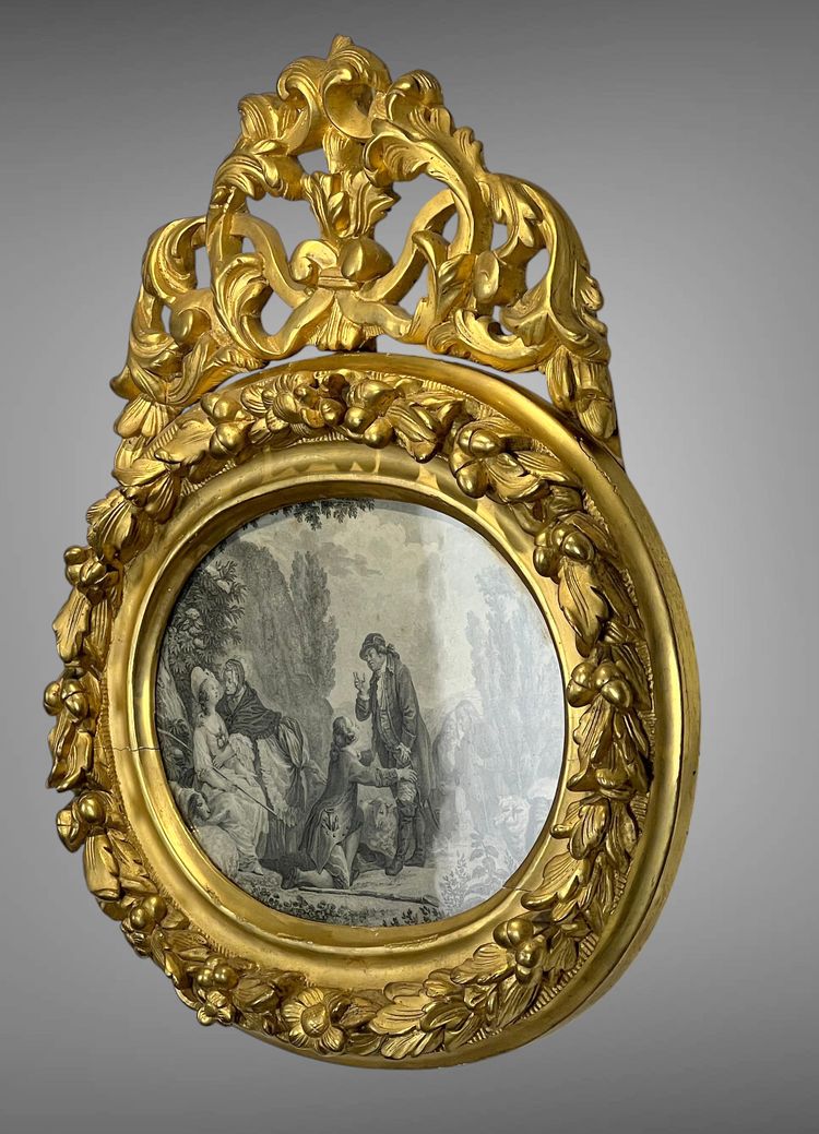 EIGHTEENTH CENTURY OVAL FRAME IN GILDED SCULPTTED WOOD AND ITS FURNACED FRONTIER