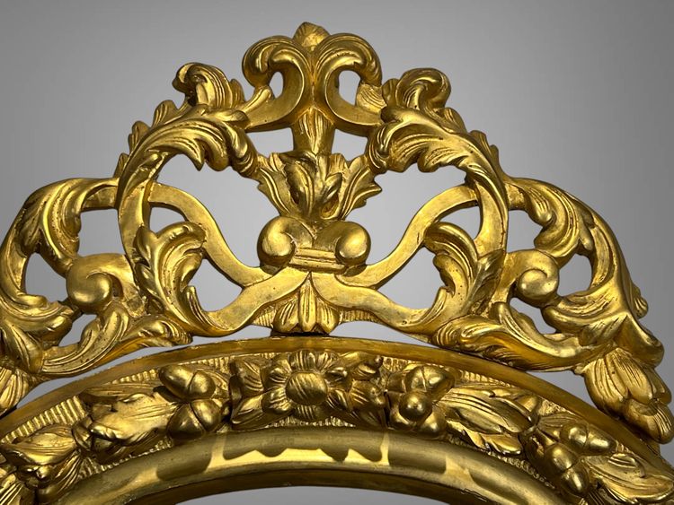 EIGHTEENTH CENTURY OVAL FRAME IN GILDED SCULPTTED WOOD AND ITS FURNACED FRONTIER