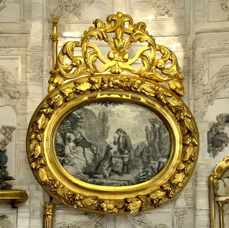 EIGHTEENTH CENTURY OVAL FRAME IN GILDED SCULPTTED WOOD AND ITS FURNACED FRONTIER