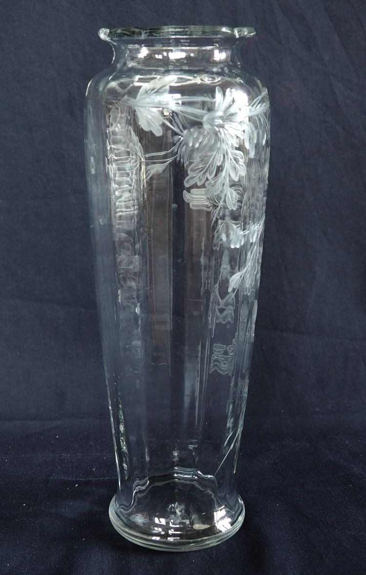 Large Baccarat crystal vase, rare cut pattern engraved with chrysanthemums - 30,1cm