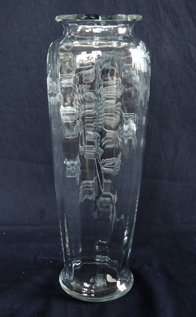 Large Baccarat crystal vase, rare cut pattern engraved with chrysanthemums - 30,1cm