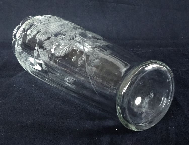 Large Baccarat crystal vase, rare cut pattern engraved with chrysanthemums - 30,1cm