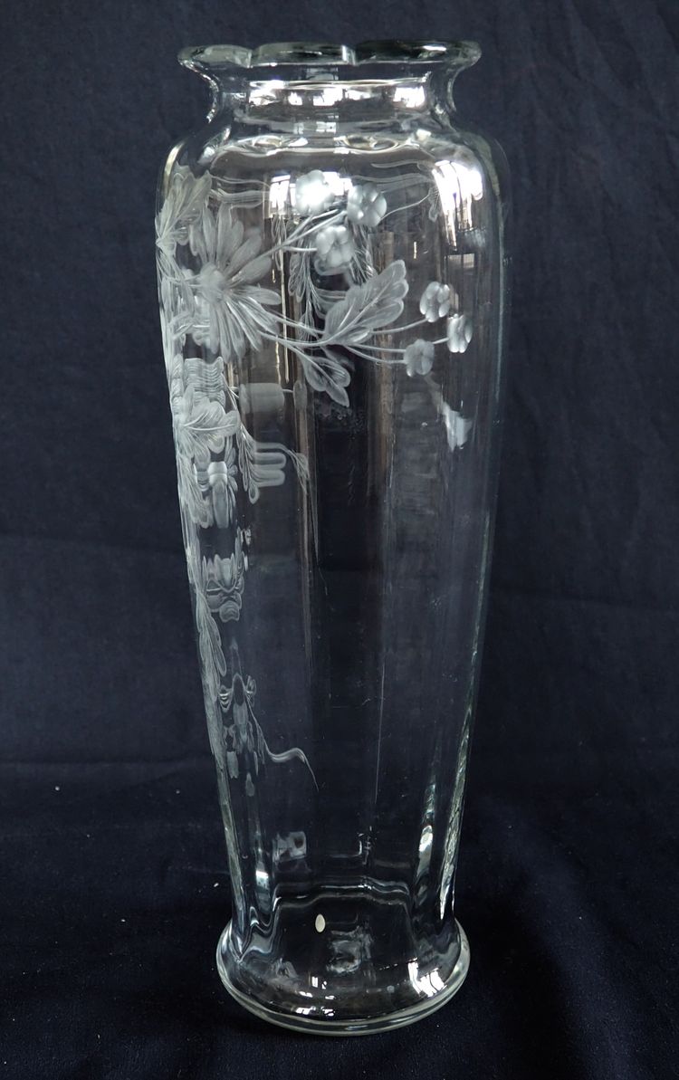 Large Baccarat crystal vase, rare cut pattern engraved with chrysanthemums - 30,1cm