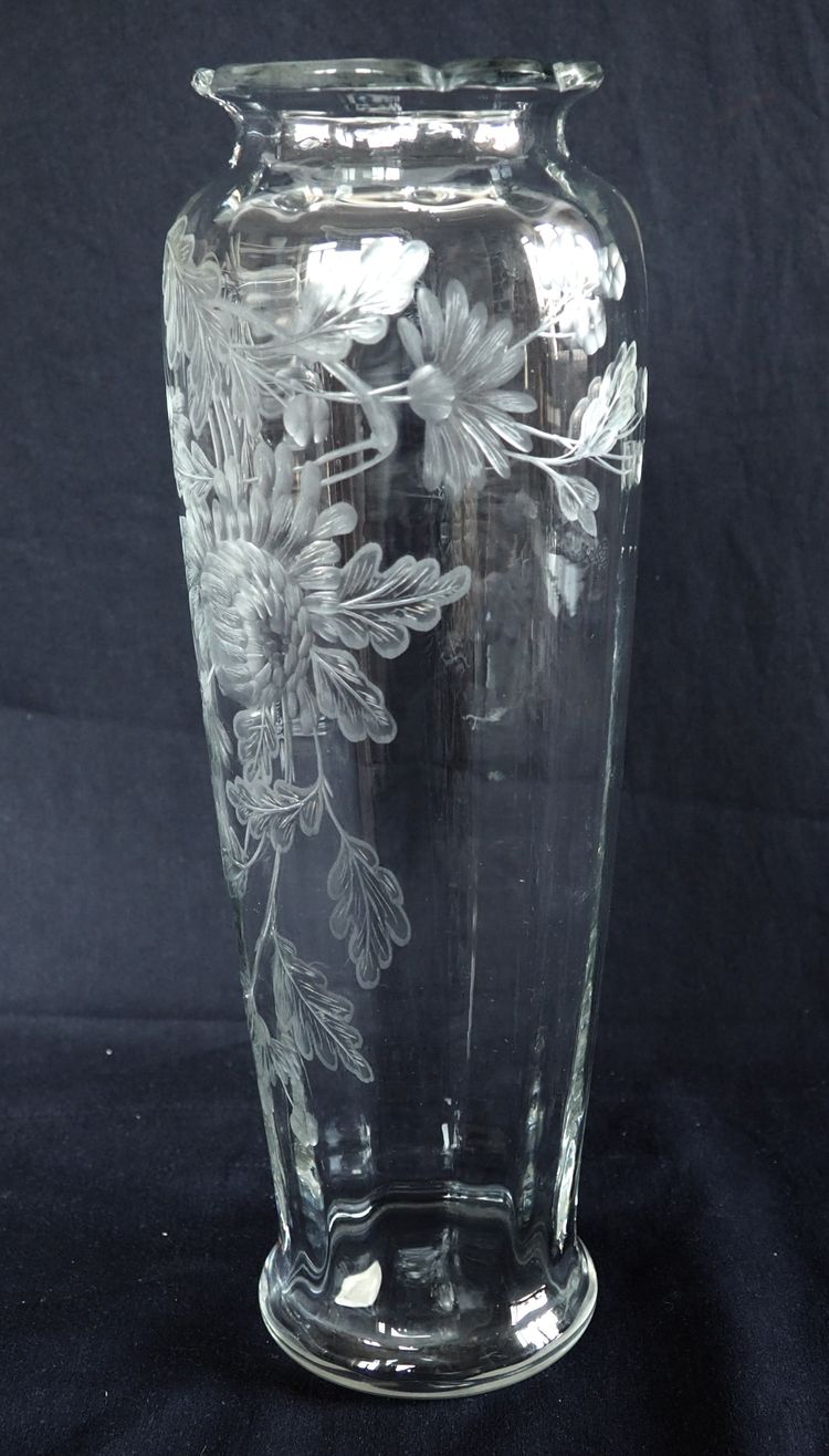 Large Baccarat crystal vase, rare cut pattern engraved with chrysanthemums - 30,1cm