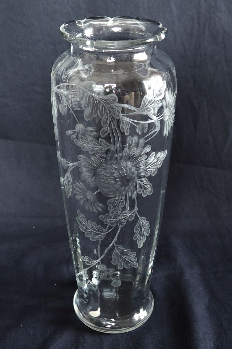 Large Baccarat crystal vase, rare cut pattern engraved with chrysanthemums - 30,1cm