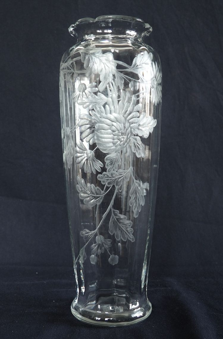 Large Baccarat crystal vase, rare cut pattern engraved with chrysanthemums - 30,1cm