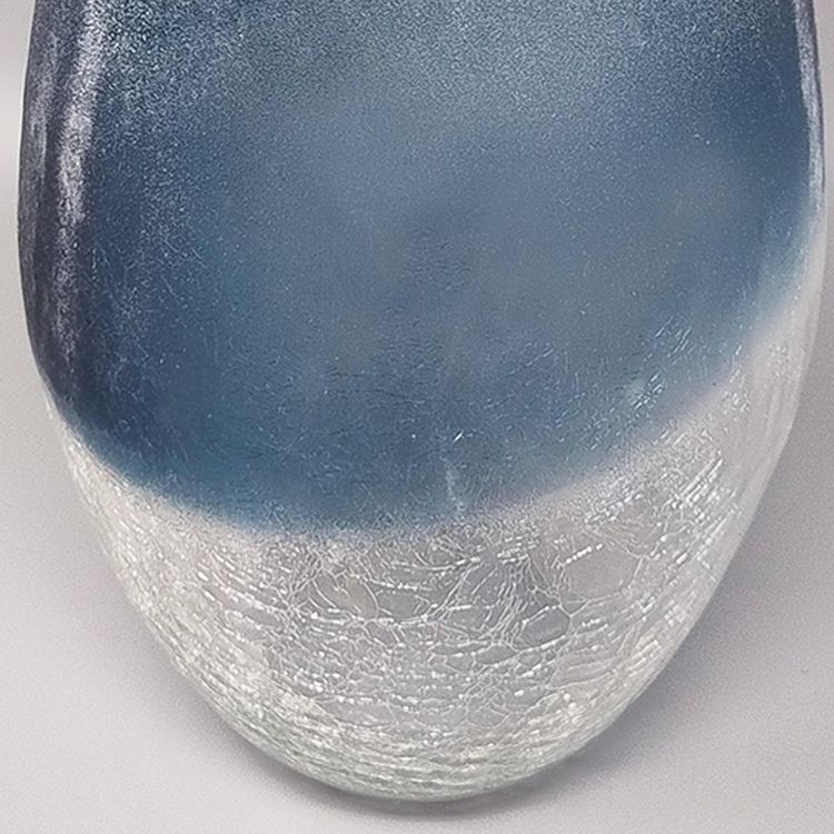 Vase bleu étonnant des années 1970 par Arte Vetro en verre dépoli. Fabriqué en Italie