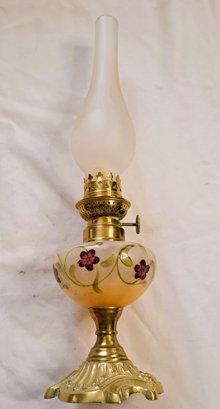 Lampe à pétrole en verre émaillé 1900 Art Nouveau à décor floral pied bronze