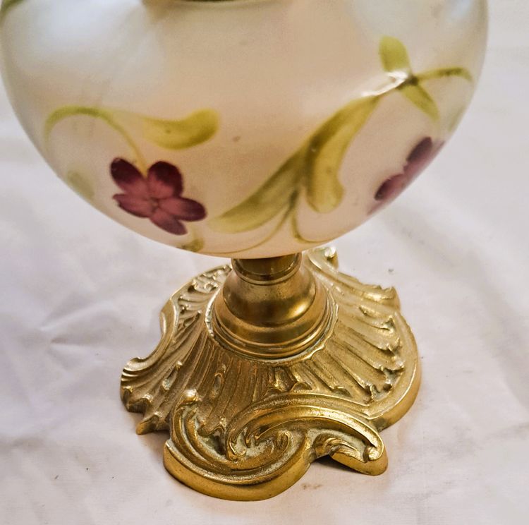 Lampe à pétrole en verre émaillé 1900 Art Nouveau à décor floral pied bronze