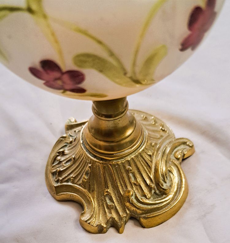 Lampe à pétrole en verre émaillé 1900 Art Nouveau à décor floral pied bronze