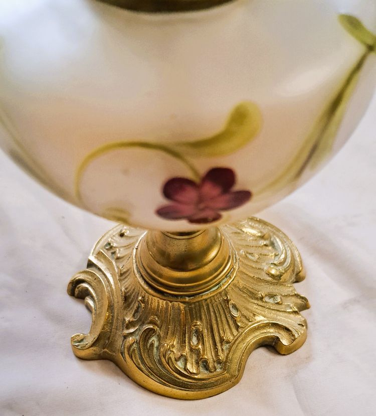 Lampe à pétrole en verre émaillé 1900 Art Nouveau à décor floral pied bronze