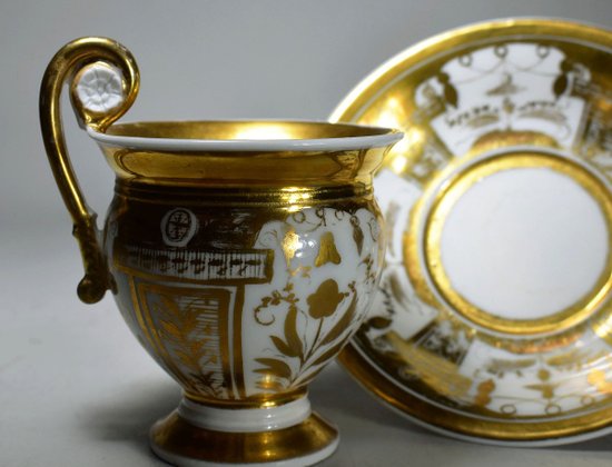 Tazza e piattino in porcellana di Parigi. Periodo di restauro