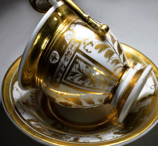 Tazza e piattino in porcellana di Parigi. Periodo di restauro