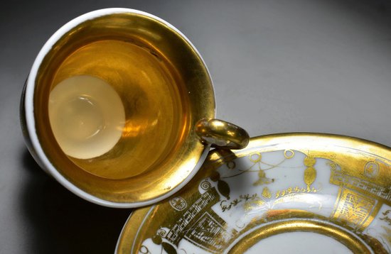 Tazza e piattino in porcellana di Parigi. Periodo di restauro