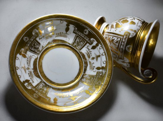 Tazza e piattino in porcellana di Parigi. Periodo di restauro