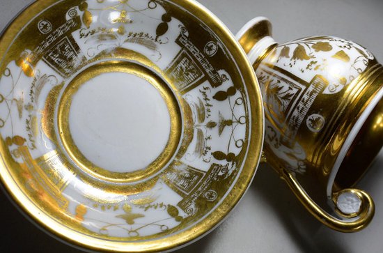 Tazza e piattino in porcellana di Parigi. Periodo di restauro