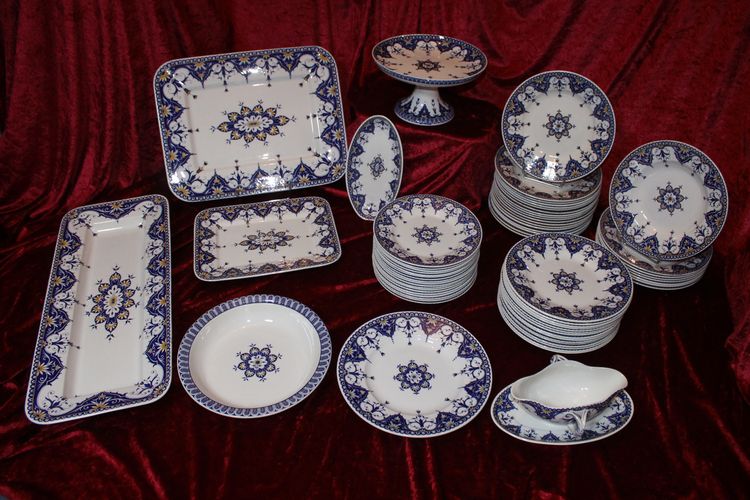 Sarreguemines earthenware dinner service, Cluny décor, 19th century, 67 pieces