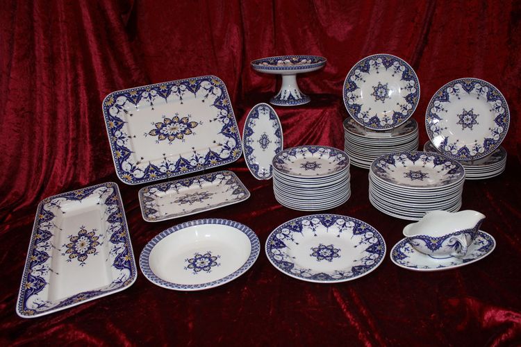 Sarreguemines earthenware dinner service, Cluny décor, 19th century, 67 pieces