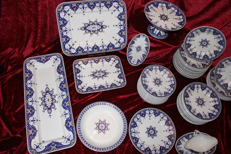 Sarreguemines earthenware dinner service, Cluny décor, 19th century, 67 pieces