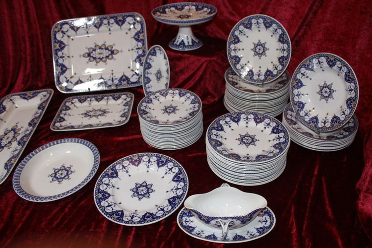 Sarreguemines earthenware dinner service, Cluny décor, 19th century, 67 pieces