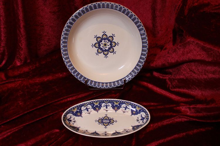 Sarreguemines earthenware dinner service, Cluny décor, 19th century, 67 pieces