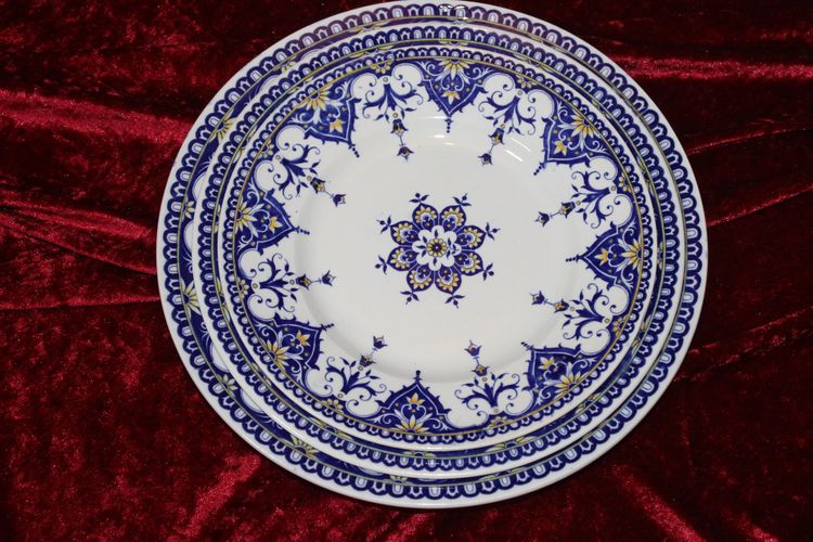 Sarreguemines earthenware dinner service, Cluny décor, 19th century, 67 pieces