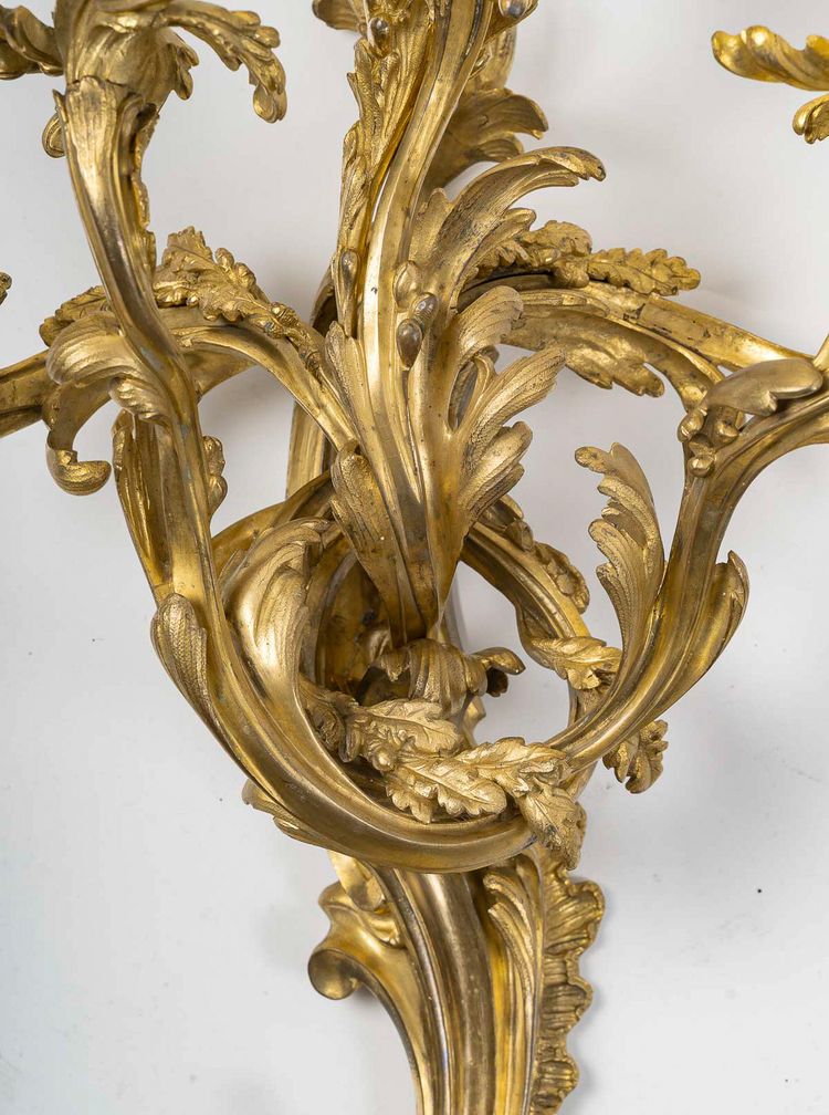 Importante paire d'appliques à cinq lumières de style Louis XV en bronze ciselé et doré vers 1880-18