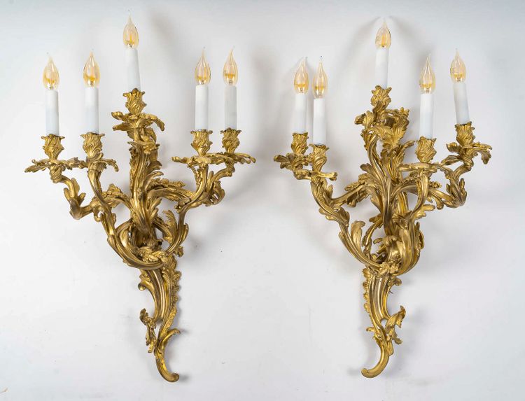 Importante paire d'appliques à cinq lumières de style Louis XV en bronze ciselé et doré vers 1880-18