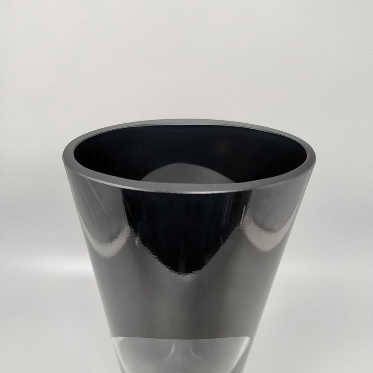 Vase noir étonnant de l'âge de l'espace des années 1970 par Linea Glass. Fabriqué en Italie