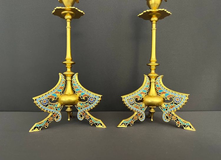 Coppia di candelabri in bronzo e smalto cloisonné