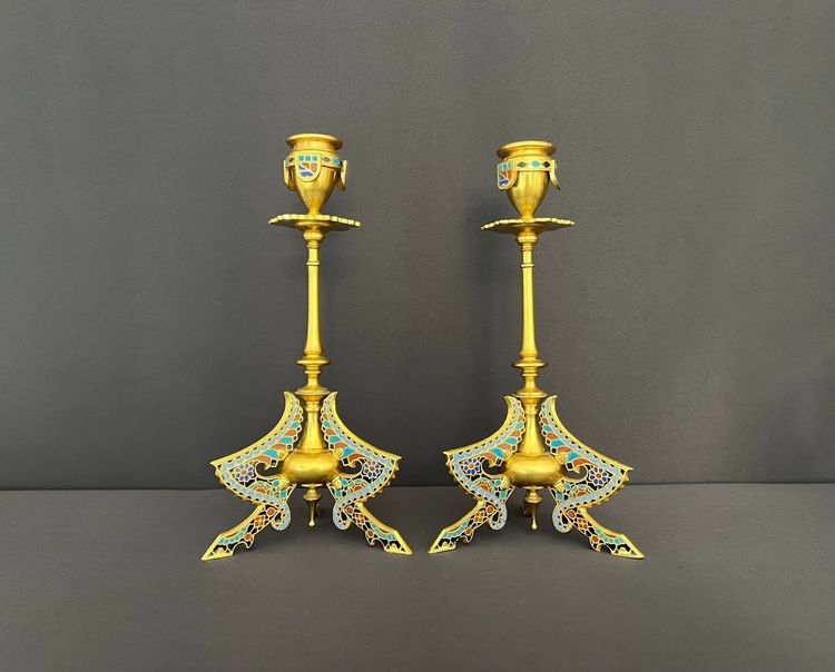 Coppia di candelabri in bronzo e smalto cloisonné