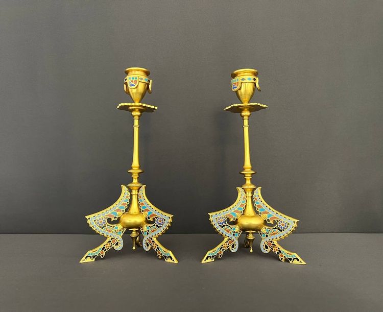 Coppia di candelabri in bronzo e smalto cloisonné