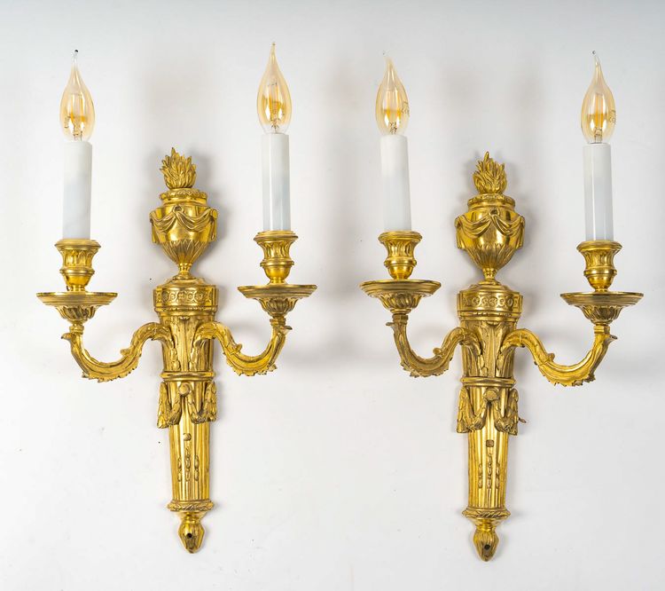 Paire d’Appliques en Bronze Ciselé et Doré à Deux Bras de Lumières d’Époque Louis XVI vers 1780-1790