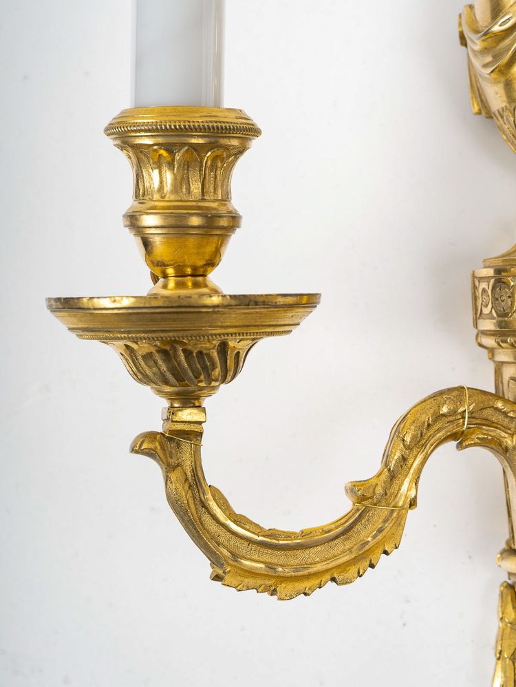 Paire d’Appliques en Bronze Ciselé et Doré à Deux Bras de Lumières d’Époque Louis XVI vers 1780-1790