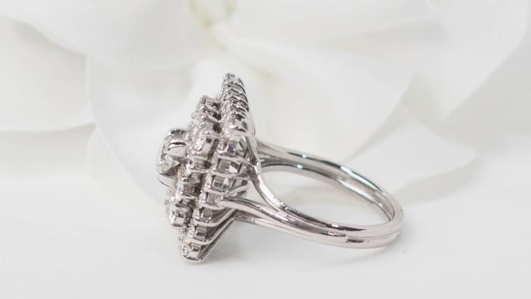 Square ring in white gold and diamonds