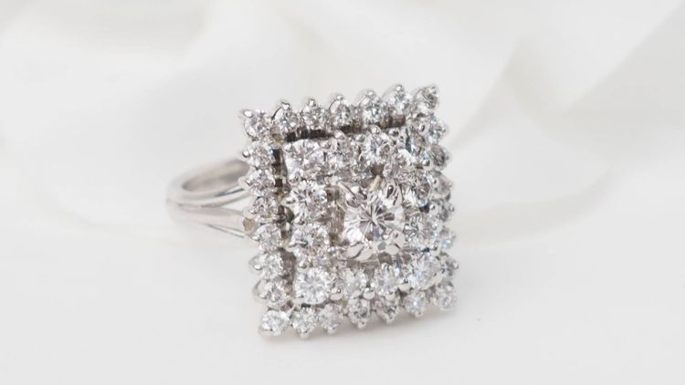 Square ring in white gold and diamonds