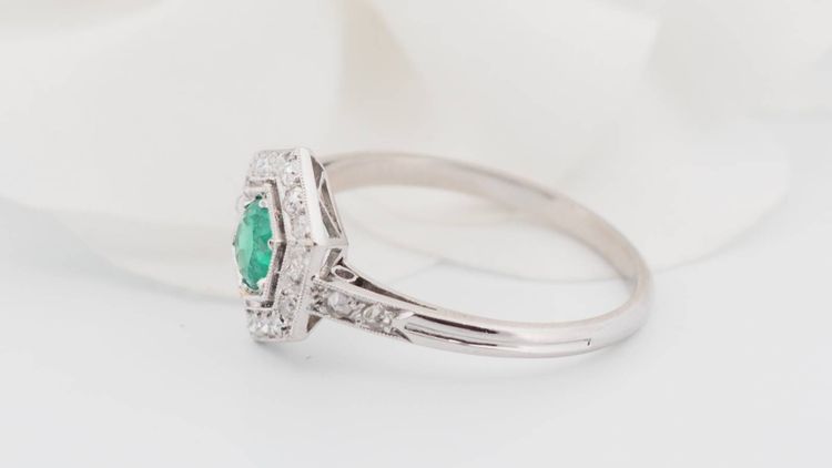 Hexagonal ring in platinum, emerald and diamonds