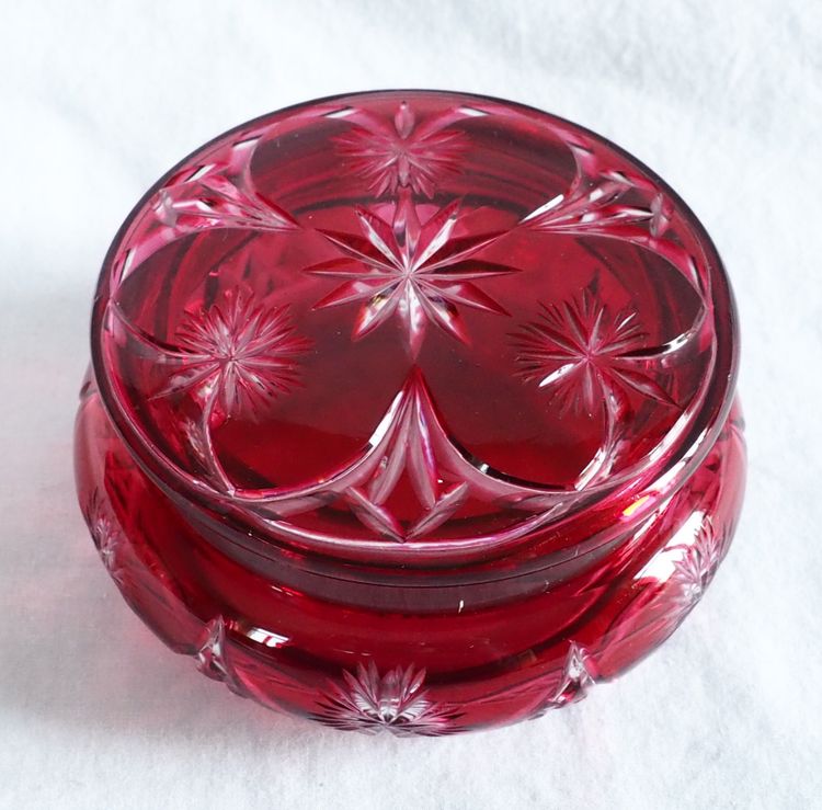 Bonbonnière en cristal de Baccarat taillé overlay rose